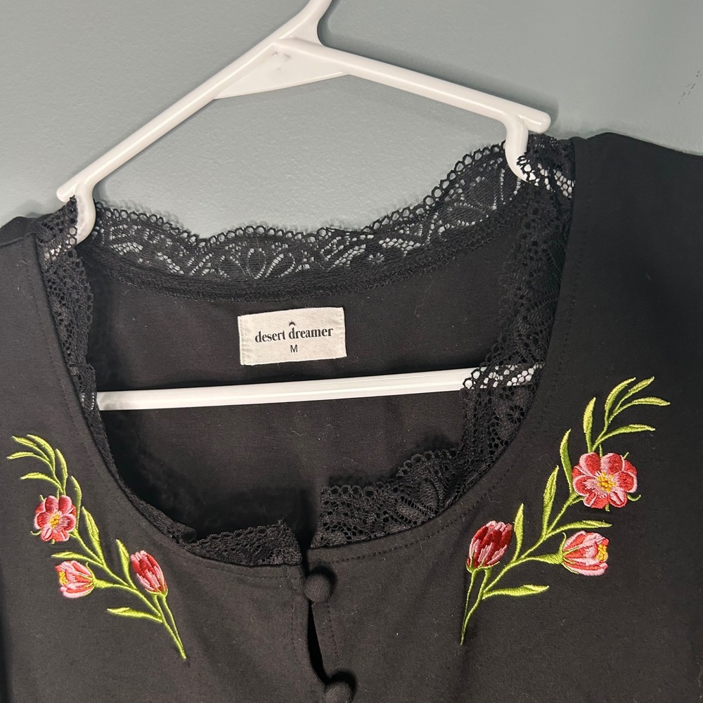 Desert Dreamer Black Embroidered Floral Lace Trim Button Front Crop Top‎ Medium - Picture 2 of 8